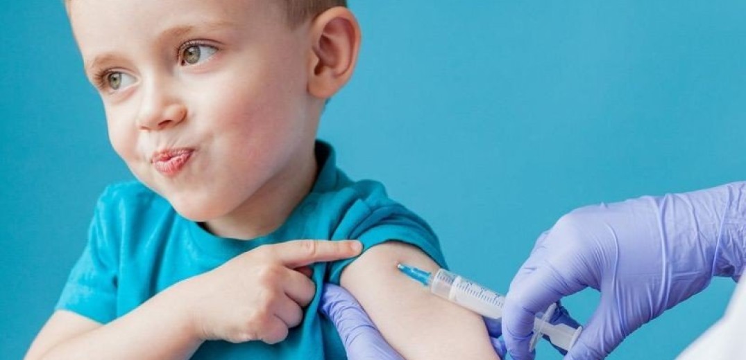 Ανοίγει η πλατφόρμα για τον εμβολιασμό των παιδιών από 6 μηνών ως 4 ετών	