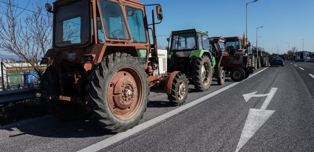 Οι αγρότες της Θεσσαλίας βγάζουν τα τρακτέρ στο δρόμο - Μπλόκο στον αυτοκινητόδρομο Ε65