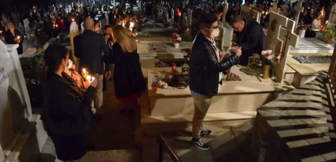Πιστοί στο ξεχωριστό έθιμο της Ανάστασης στα νεκροταφεία οι Κοζανίτες (φωτογραφίες, βίντεο)