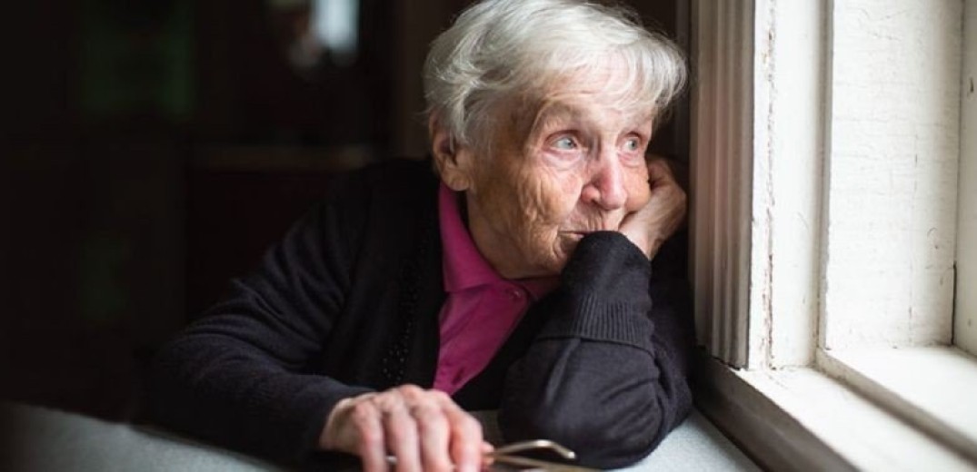 Η άλλη όψη του δημογραφικού προβλήματος: Ολοένα και περισσότεροι οι ηλικιωμένοι που θα μένουν μόνοι