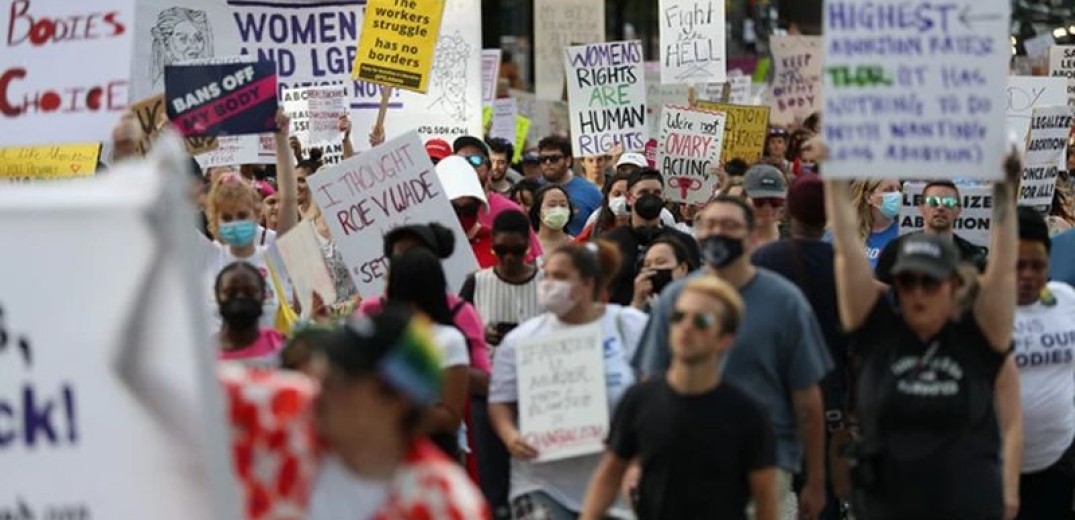 &quot;Σταματήστε τον πόλεμο εναντίον των γυναικών&quot;: Στους δρόμους χιλιάδες Νεοϋορκέζοι για το δικαίωμα στην άμβλωση