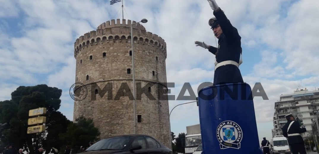 Θεσσαλονίκη: Πήρε θέση ο τροχονόμος μέσα στο βαρέλι κάτω από τον Λευκό Πύργο (photos & video) 