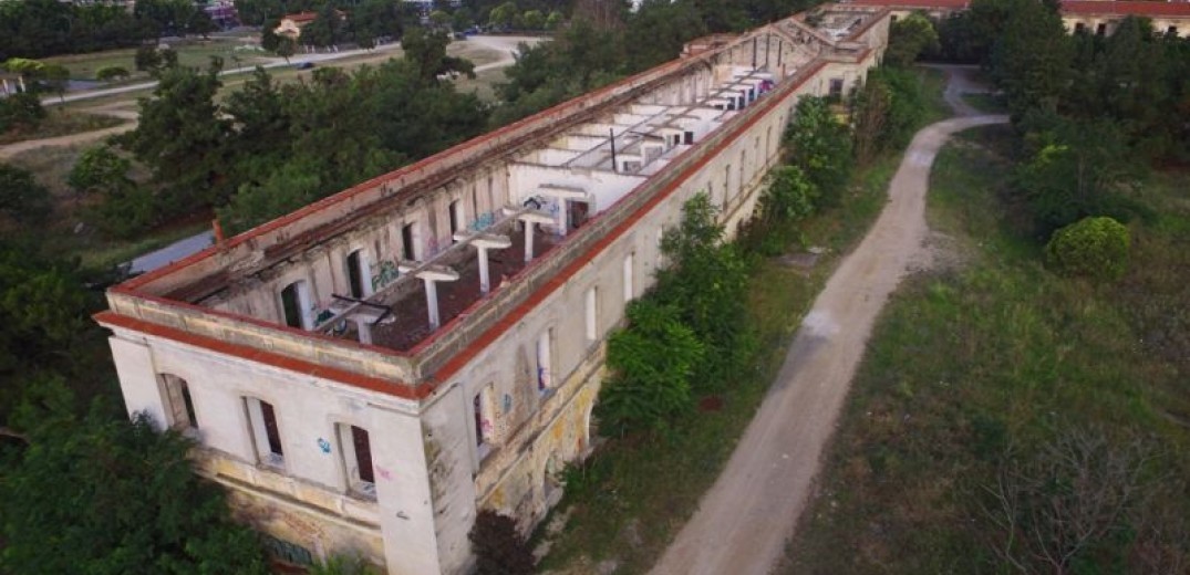 Παύλου Μελά: Στήνεται η περίφραξη στο πρώην στρατόπεδο – Άνοιξε ο δρόμος και για τα κτίρια που θα στεγάσουν δύο μουσεία