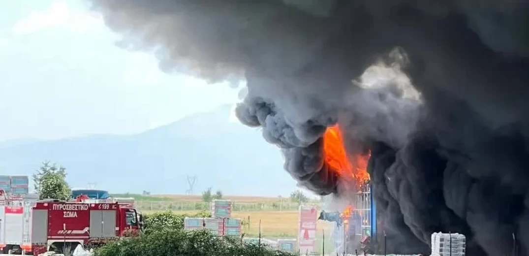 Μεγάλη φωτιά σε μάντρα έξω από την Πτολεμαΐδα – Ισχυρή πυροσβεστική δύναμη στο σημείο