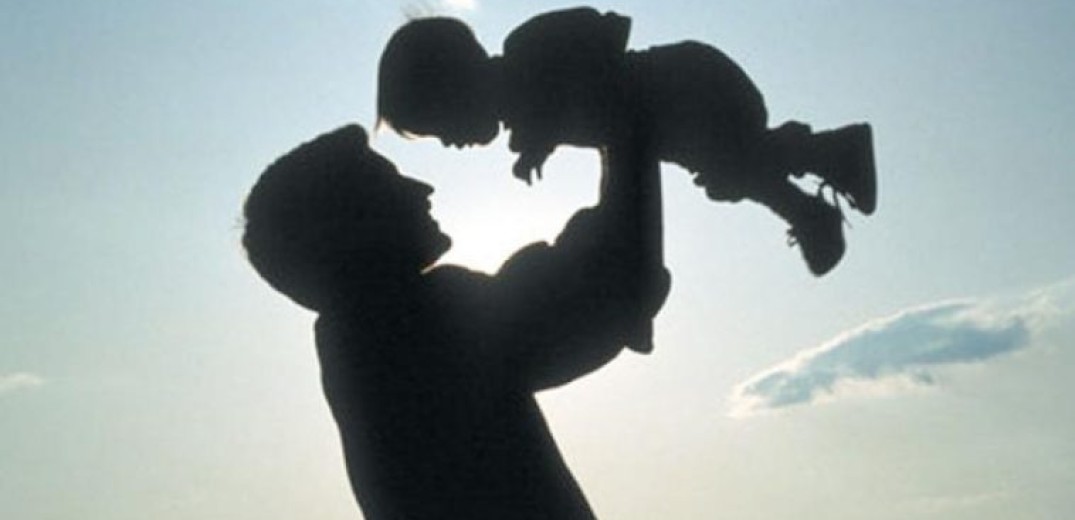 Γιορτή του Πατέρα: Η αλλαγή των στερεοτύπων και οι νομικές αλλαγές στο ρόλο της  πατρότητας