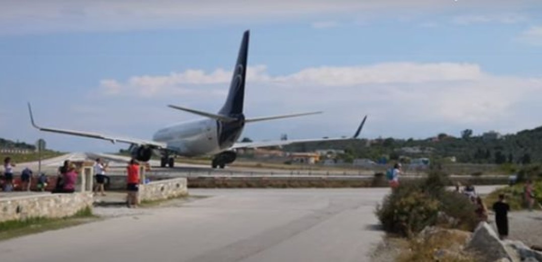 Σοβαρός τραυματισμός τουρίστριας στη Σκιάθο - Έπεσε ενώ βιντεοσκοπούσε απογείωση αεροπλάνου