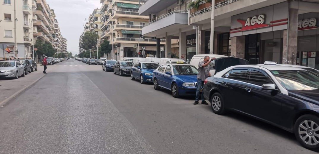 Από σήμερα σε ισχύ τα νέα κόμιστρα στα ταξί - Ουρές στη Θεσσαλονίκη για αλλαγή ταξίμετρων (βίντεο)