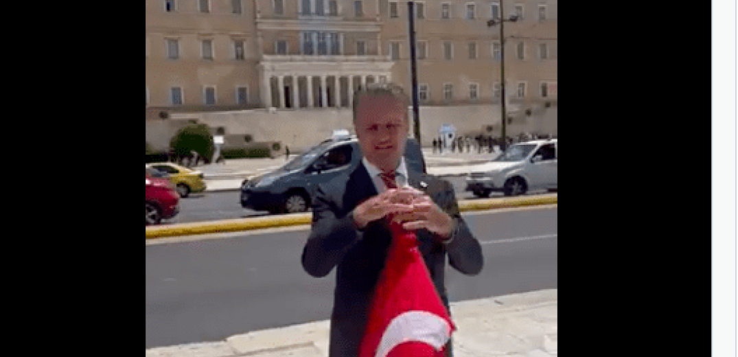 Τούρκος πολιτικός ξεδίπλωσε την τουρκική σημαία μπροστά στην Βουλή&#33; 