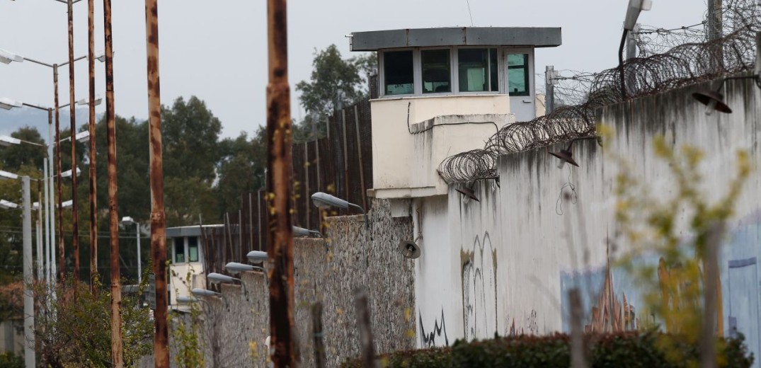 Χειροπέδες σε σωφρονιστικό υπάλληλο στις φυλακές Κορυδαλλού