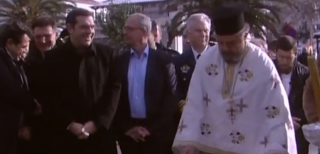 Τη ρίψη του σταυρού στη Σαμοθράκη παρακολούθησε ο πρωθυπουργός (βίντεο)