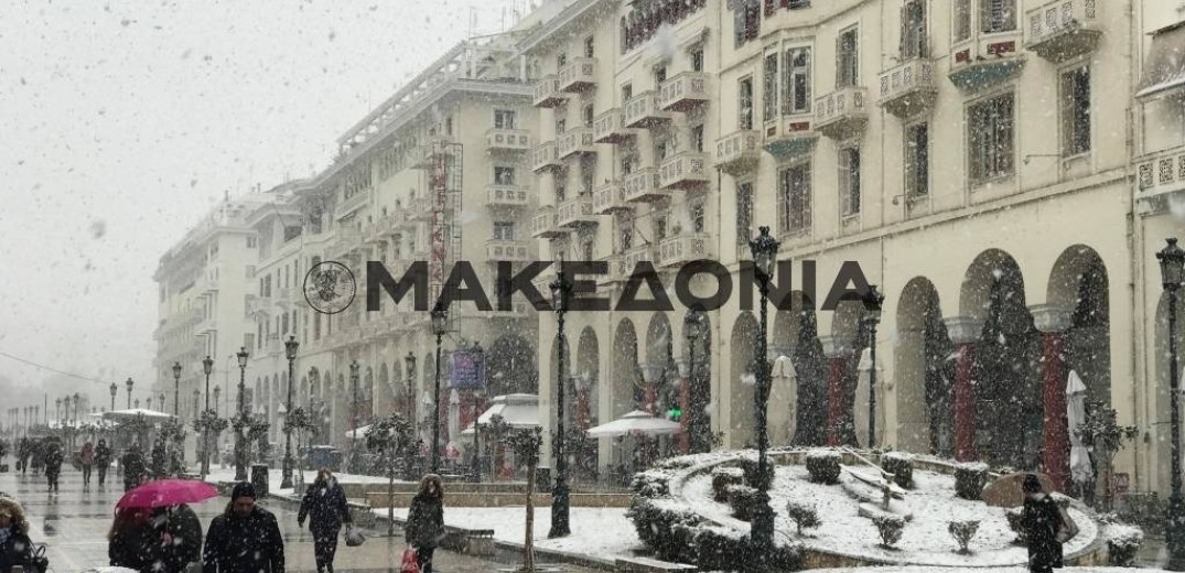 Χιονίζει στο κέντρο της Θεσσαλονίκης (Βίντεο-φωτ.)