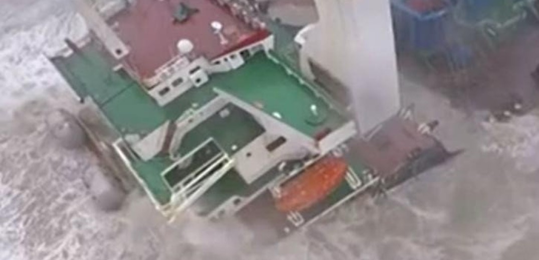 Χονγκ Κογνκ: «Πολύ μικρές» πιθανότητες να βρεθούν ζωντανά τα 27 μέλη του πλοίου που κόπηκε στα δύο
