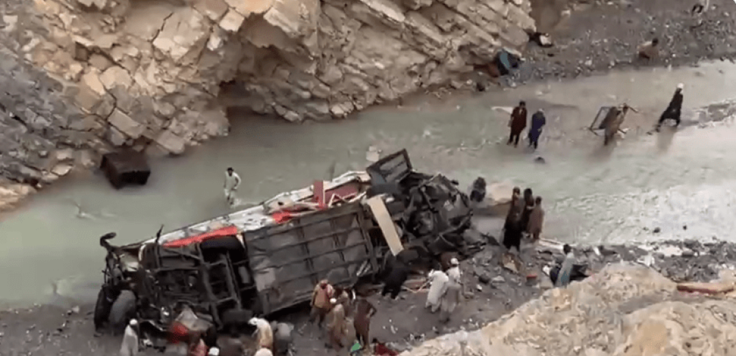 Πακιστάν: Τουλάχιστον 19 νεκροί από την πτώση μικρού λεωφορείου σε φαράγγι