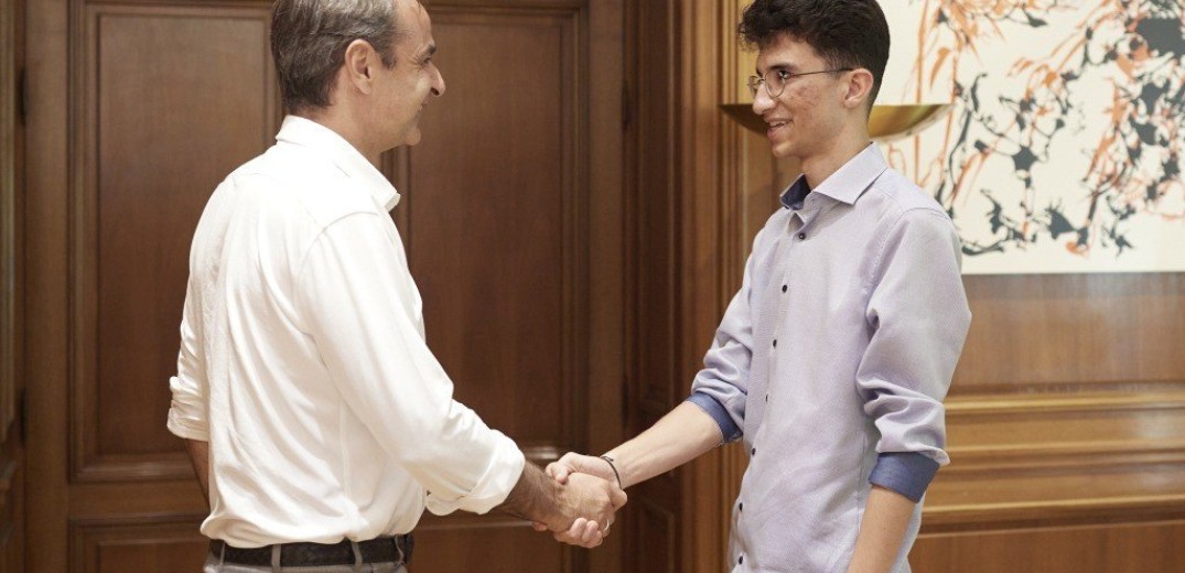 Με τον 19χρονο Κουρός από το Ιράν που αρίστευσε στις πανελλαδικές συναντήθηκε ο Κ. Μητσοτάκης