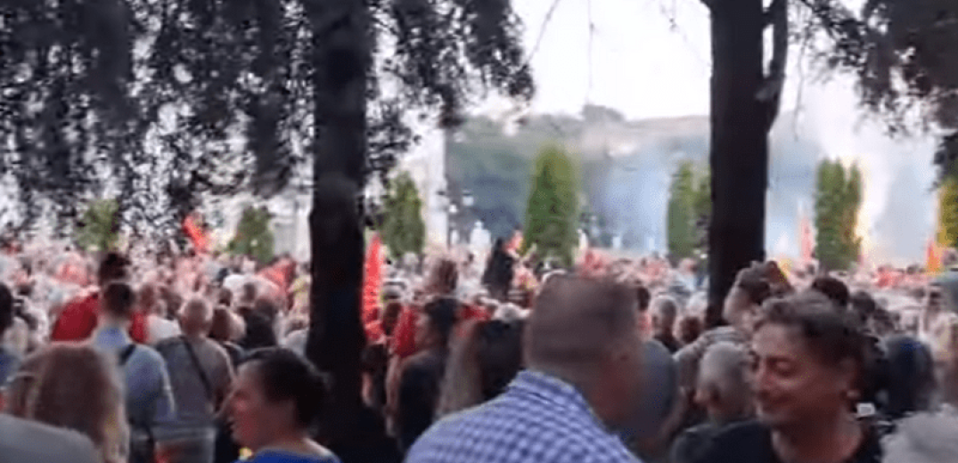 «Ποτέ Βόρεια, μόνο Μακεδονία» - Προκλητικοί εθνικιστές διαδηλώνουν στα Σκόπια 