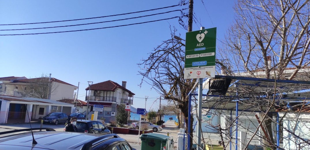 Οι πράσινες πινακίδες με την καρδιά και τον κεραυνό που τοποθετήθηκαν σε δήμο της Χαλκιδικής
