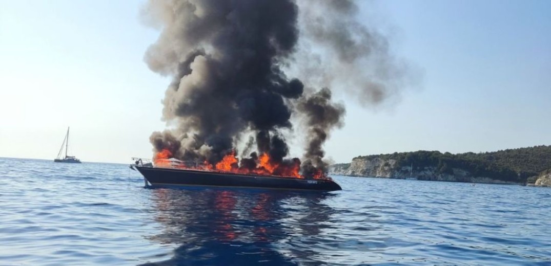 Στις φλόγες τυλίχθηκε ιστιοφόρο σκάφος στους Παξούς - Το Λιμενικό έσωσε του 7 επιβαίνοντες (φωτ.)