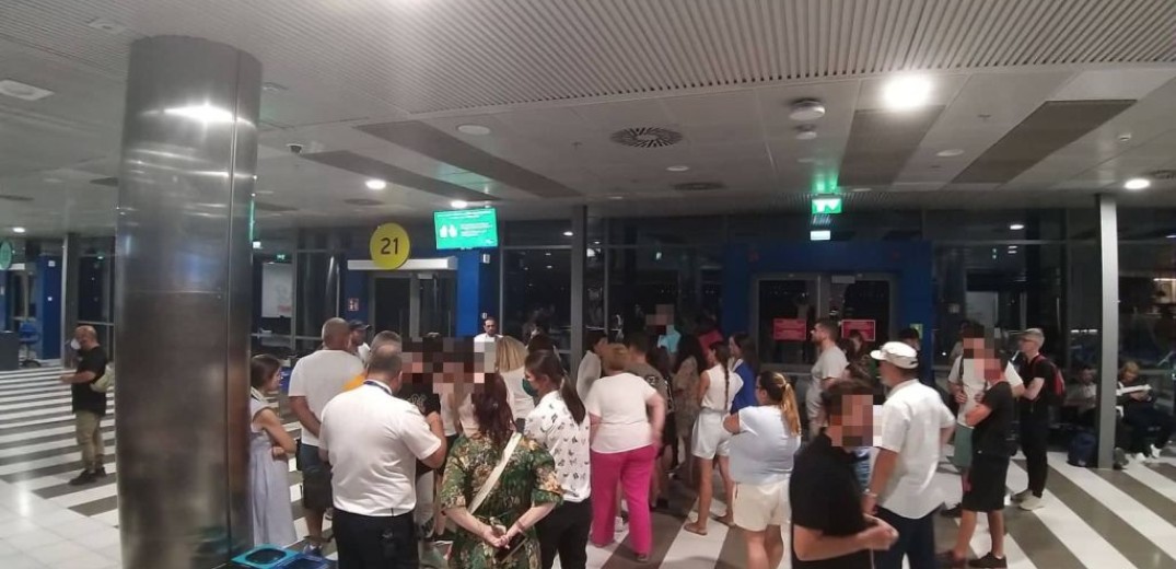 Αντιμέτωποι με ταλαιπωρία, καθυστερήσεις και αναρμόδιους οι επιβάτες του αεροδρομίου «Μακεδονία» (φωτ.)