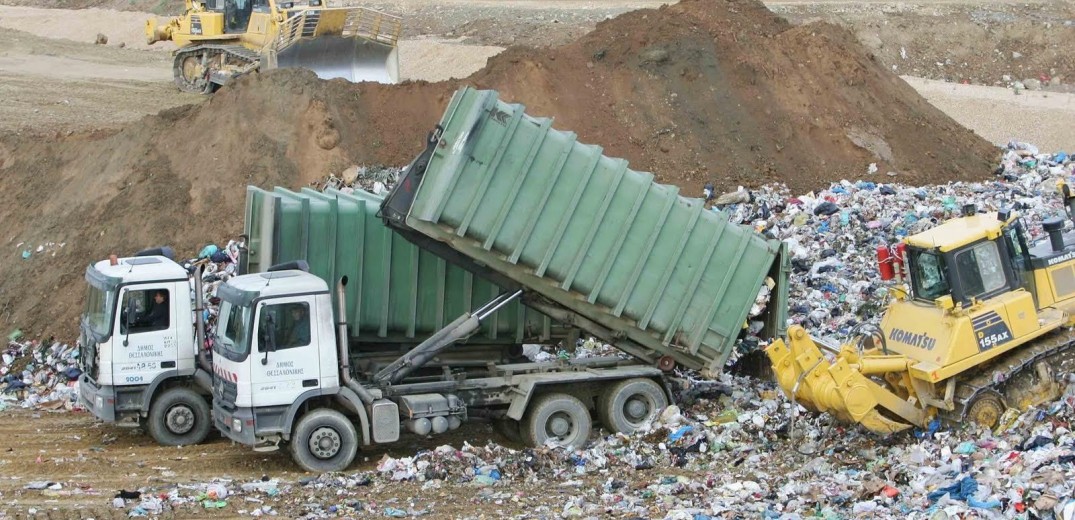 Στα δικαστήρια οι δήμοι για το «χαράτσι» στα σκουπίδια - Επιμένουν στην αναστολή του μέτρου