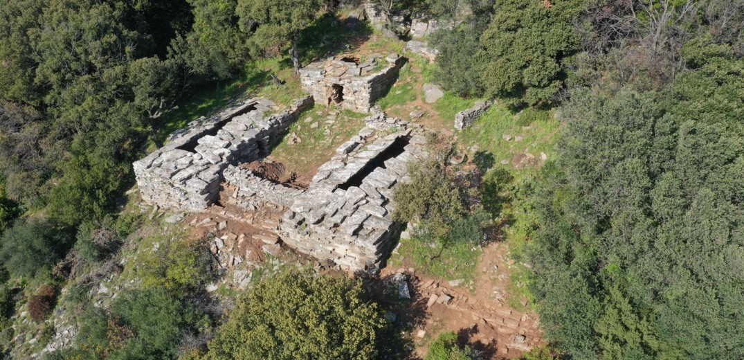 Αρχαιολογική έρευνα δίνει νέα στοιχεία για τα αινιγματικά «σπίτια των δράκων» της Εύβοιας