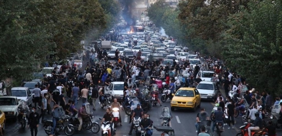 Ιράν: Φουντώνει η οργή - Άγρια καταστολή στις μαζικές διαδηλώσεις των γυναικών