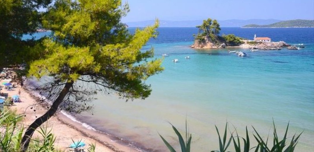 Ελληνική παραλία είναι το... τέλειο σκηνικό για ταινία - Ποια είναι 