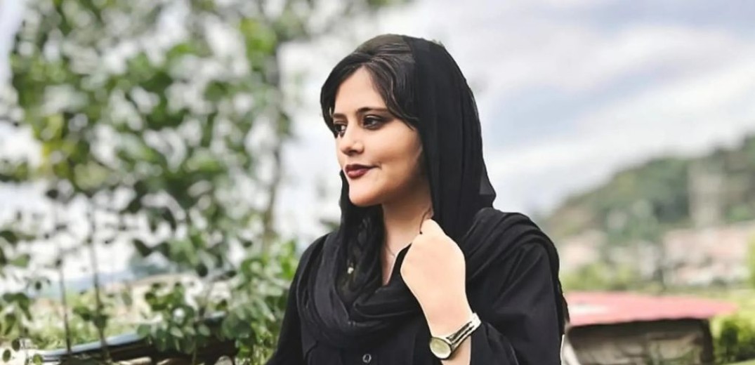 Το Bella Ciao διασκευάστηκε προς τιμήν της Μ. Αμινί, της Ιρανής που δολοφονήθηκε από την αστυνομία ηθών (βίντεο)