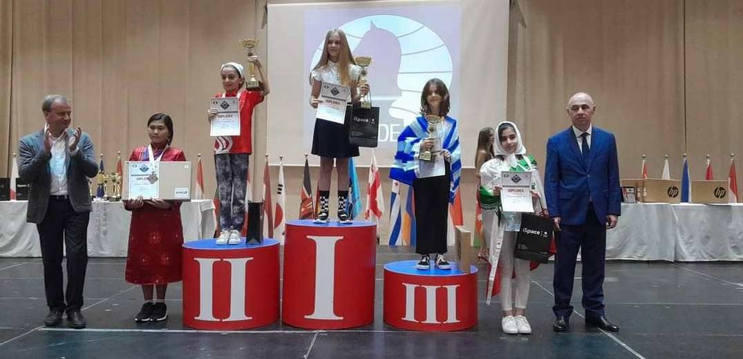 Μυαλό-ξυράφι: Η 10χρονη Θεσσαλονικιά σκακίστρια Ευαγγελία Σίσκου κατέκτησε το χάλκινο μετάλλιο στο παγκόσμιο (φωτ.)