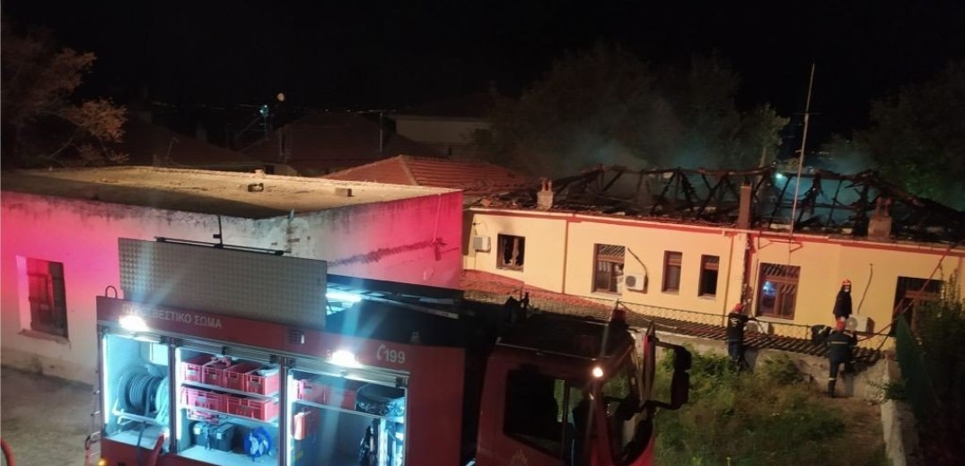 Παραδόθηκε στις φλόγες το δημαρχείο Σερβίων Κοζάνης - Μεγάλες καταστροφές (βίντεο)