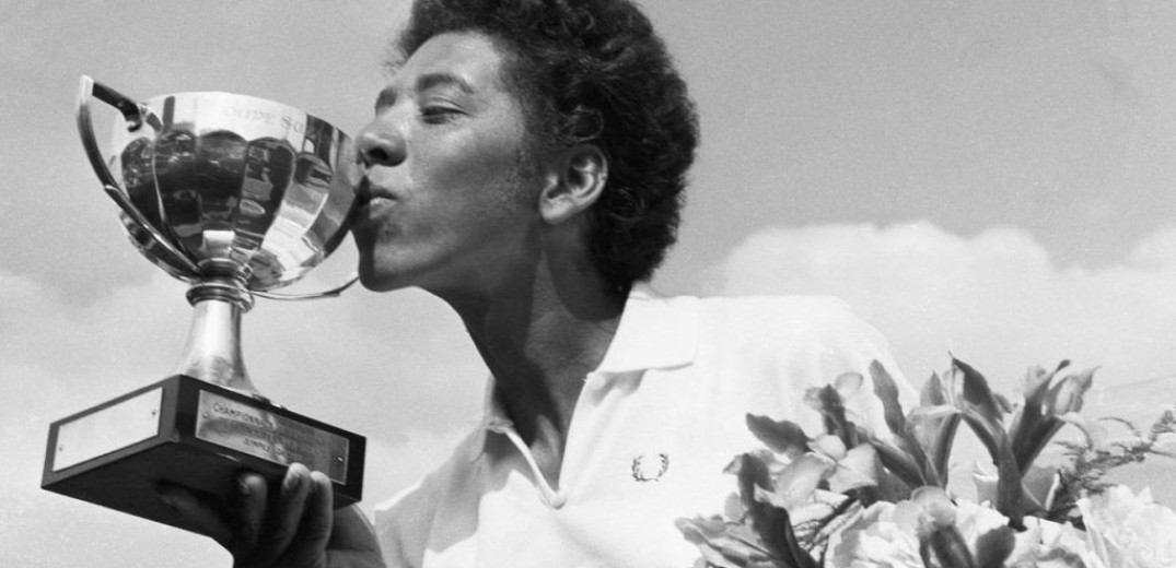 Αλθέα Γκίμπσον: Η Αφροαμερικανίδα που άλλαξε τον ρου της ιστορίας του τένις και πέθανε στην ψάθα (βίντεο)