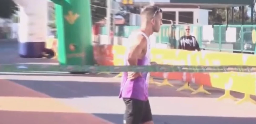Απίστευτο, αλλά αληθινό: Αθλητής σταματά πριν τερματίσει σε ημιμαραθώνιο για να μην σπάσει το ρεκόρ του (βίντεο)