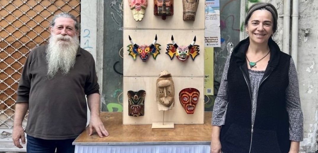 Μια περιπλανώμενη μάσκα έφτασε στη Θεσσαλονίκη από την κολομβιανή Αμαζονία και αφηγείται την ιστορία της
