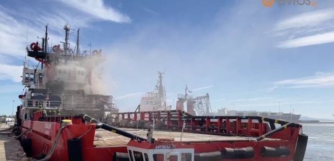 Πυρκαγιά σε ρυμουλκό στο λιμάνι της Αλεξανδρούπολης (βίντεο)