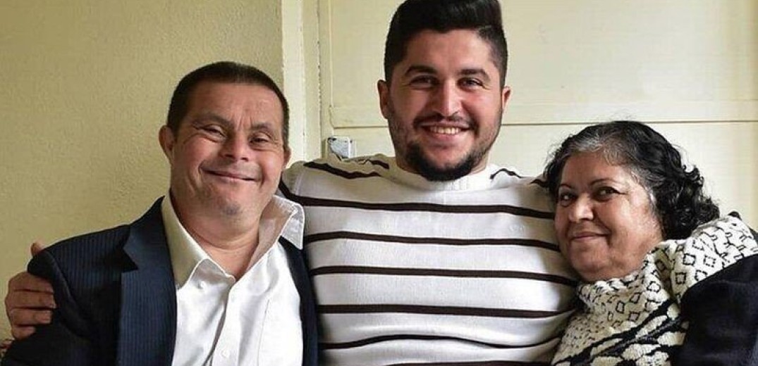 Όταν η ζωή συνθλίβει τα στερεότυπα: Ο Sader Issa, ο γιος άνδρα με σύνδρομο DOWN, έγινε οδοντίατρος (βίντεο)
