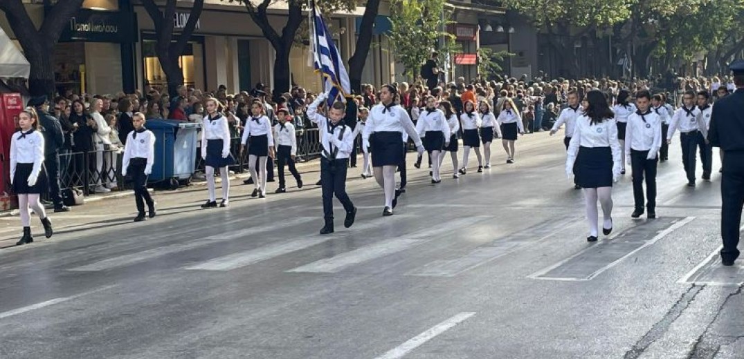 Θεσσαλονίκη: Έδωσαν παλμό 21 σχολεία στη μαθητική παρέλαση (βίντεο, φωτ.)