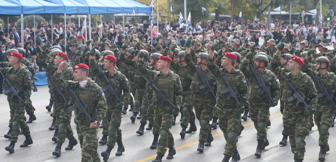 Με λαμπρότητα και λαοθάλασσα θεατών ολοκληρώθηκε η μεγάλη στρατιωτική παρέλαση στη Θεσσαλονίκη (βίντεο)