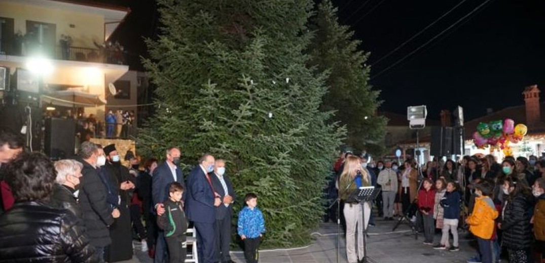 Στον Ταξιάρχη φωταγωγείται το πρώτο χριστουγεννιάτικο δέντρο στην Ελλάδα 