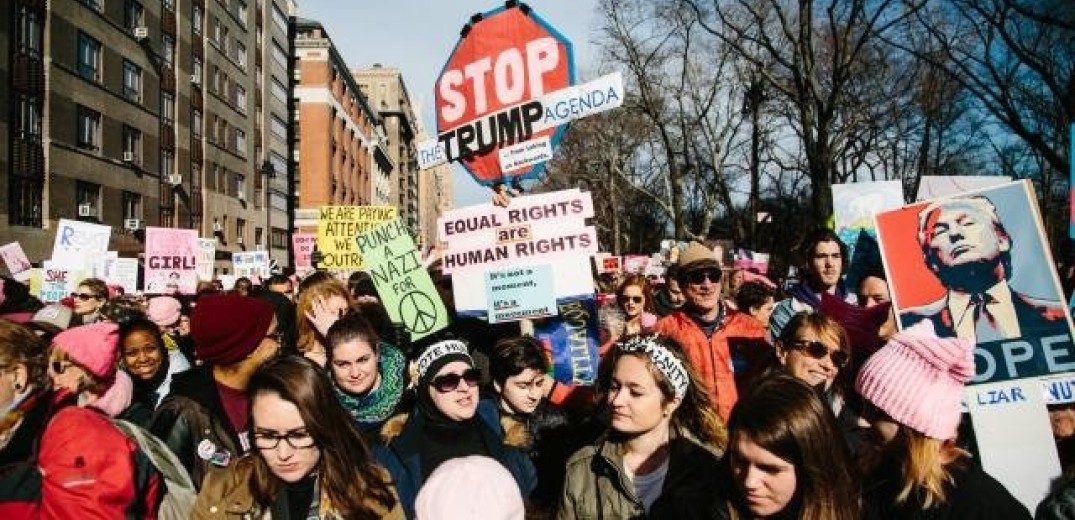ΗΠΑ: Στους δρόμους οι γυναίκες διαμαρτυρόμενες για την προεδρία Τραμπ