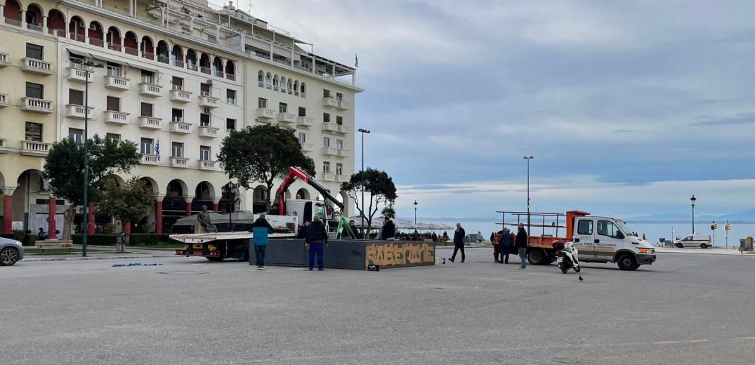 Θεσσαλονίκη: Στήνουν το χριστουγεννιάτικο δέντρο στην Αριστοτέλους