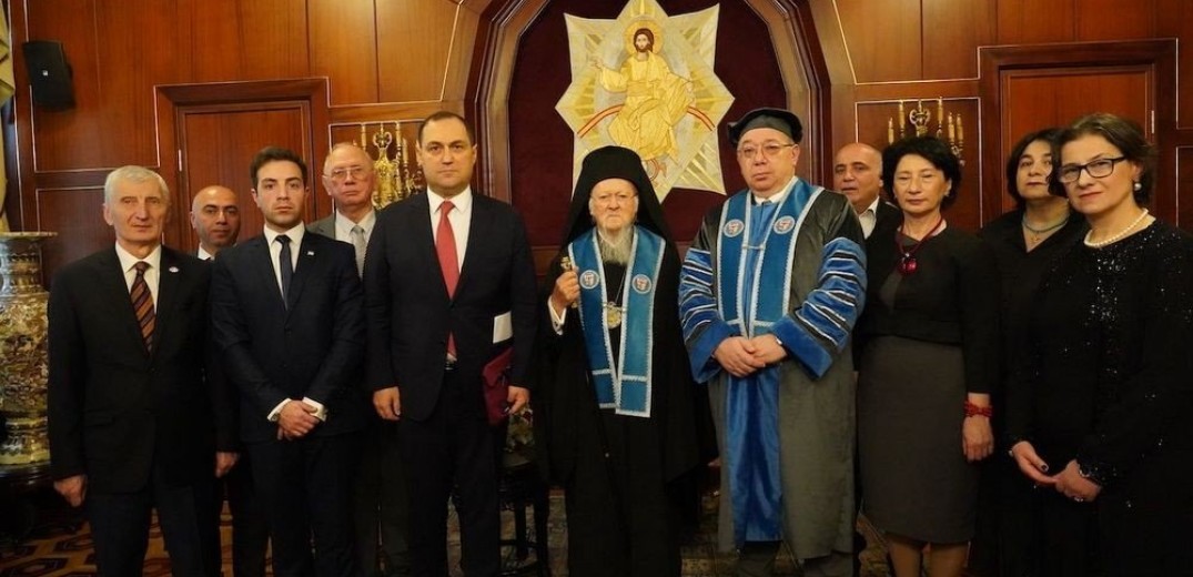 Ο Οικουμενικός Πατριάρχης αναγορεύτηκε Επίτιμος Διδάκτορας του Πανεπιστημίου Σοχούμι της Γεωργίας