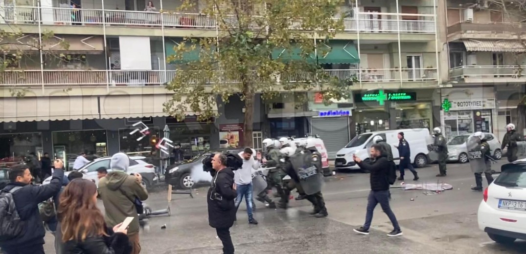 Πυροβολισμός 16χρονου στη Θεσσαλονίκη: Επεισόδια έξω από το Ιπποκράτειο - Πόλεμος με χημικά ανάμεσα σε ΜΑΤ και Ρομά (βίντεο)