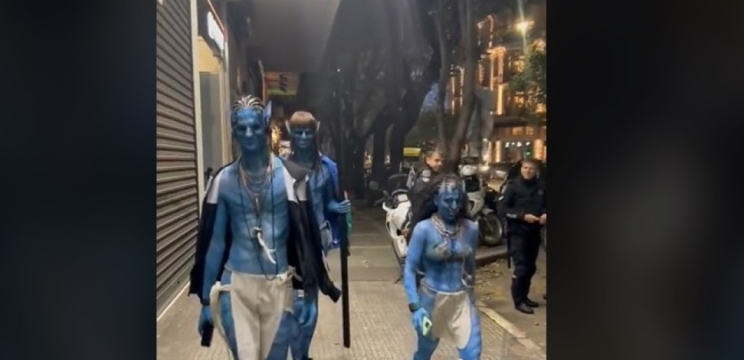 Θεσσαλονίκη... είσαι: Βάφτηκαν μπλε και βγήκαν στο κέντρο ντυμένοι Avatar (βίντεο) 
