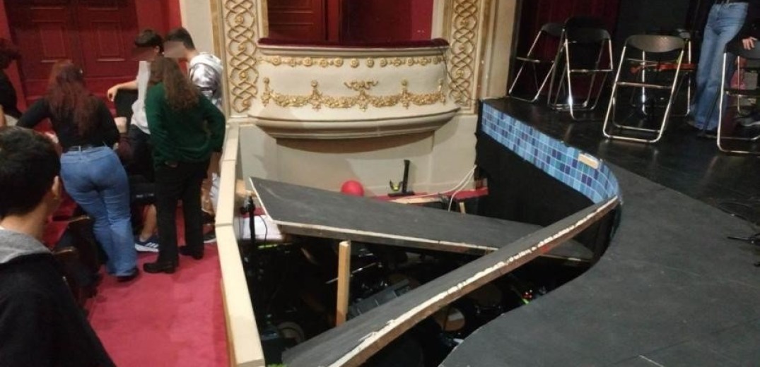 Παραλίγο τραγωδία: Κατέρρευσε σκηνή δημοτικού θεάτρου - Τραυματίστηκαν μαθητές (φωτ.)