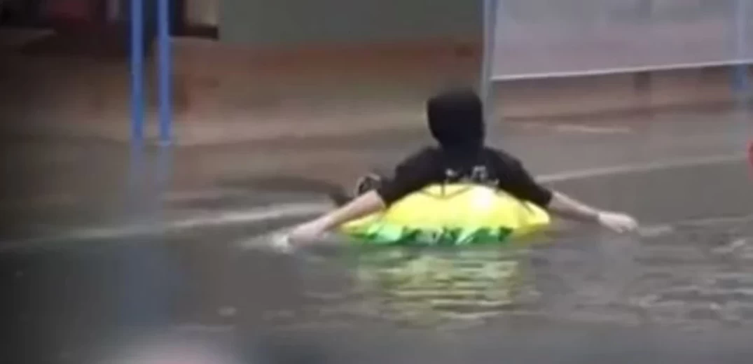 Κατερίνη: Βγήκε βόλτα με το φουσκωτό του μετά τις πλημμύρες που προκάλεσε η «Άριελ» (βίντεο)