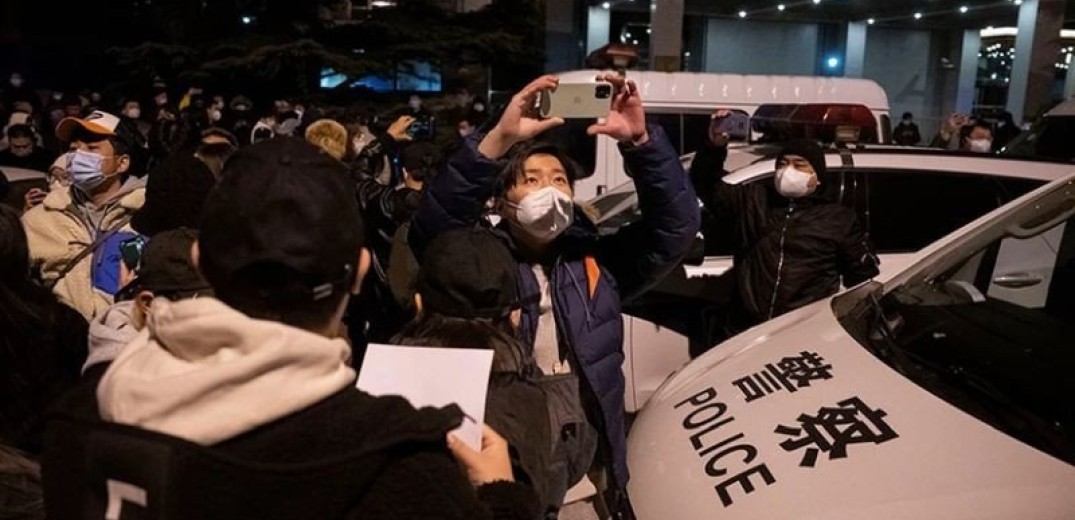 Ο Τζο Μπάιντεν «παρακολουθεί στενά» τις διαδηλώσεις στην Κίνα