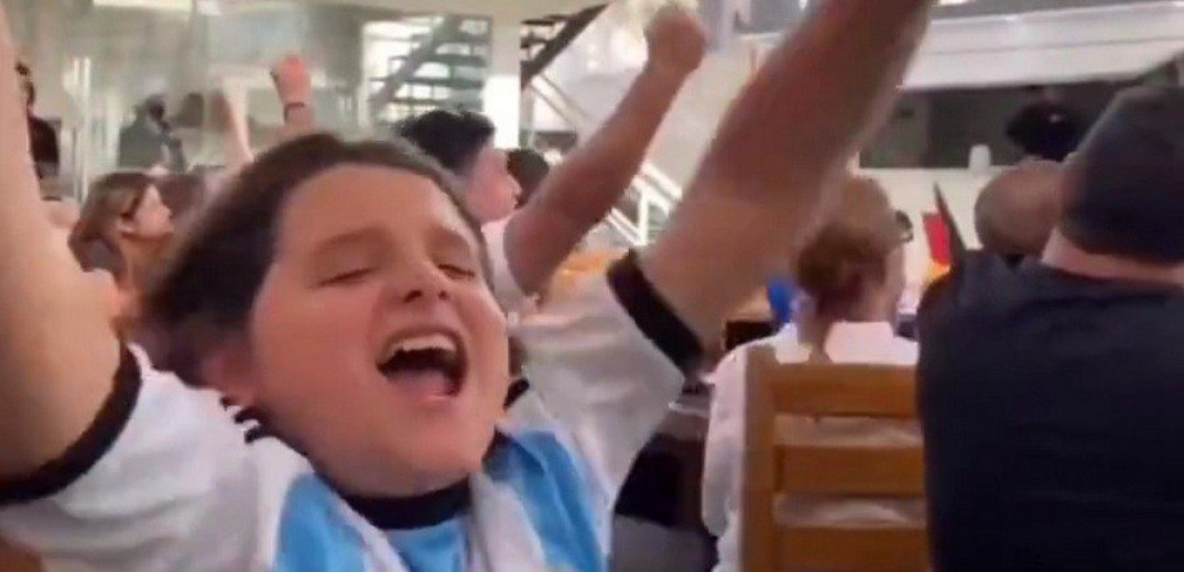 Συγκλονιστικό βίντεο: Πατέρας περιγράφει στον τυφλό γιο του το γκολ του Μέσι κι εκείνος ξεσπάει από χαρά