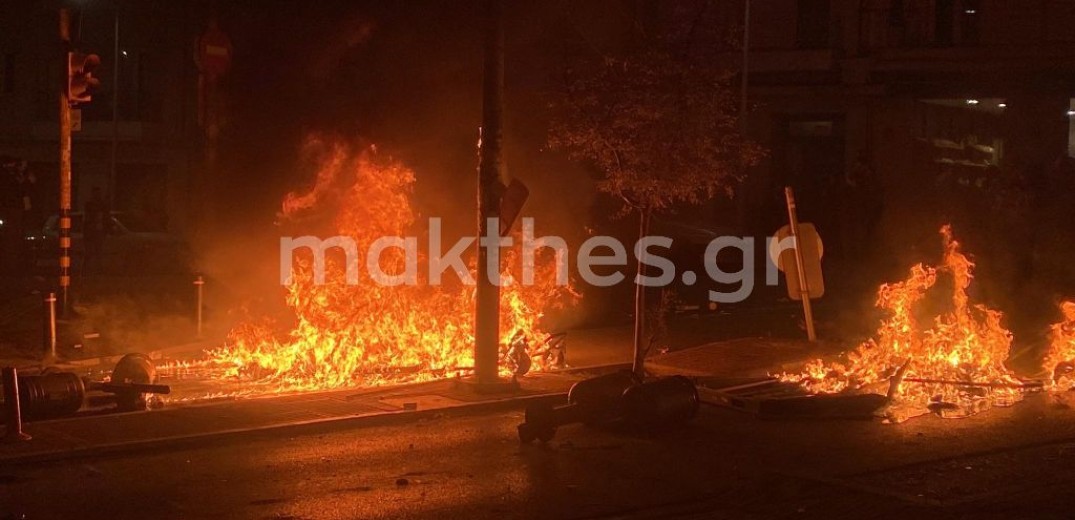 Νύχτα «κόλαση» μετά την πορεία μνήμης για τον Αλ. Γρηγορόπουλο και τον 16χρονο - Φωτιές και συγκρούσεις διαδηλωτών-αστυνομίας (βίντεο & φωτ.)