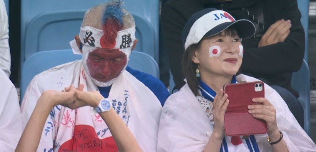 Μουντιάλ: Φίλαθλος της Ιαπωνίας κοιμάται του καλού καιρού στο γήπεδο πριν τη σέντρα του αγώνα με την Κροατία (βίντεο)