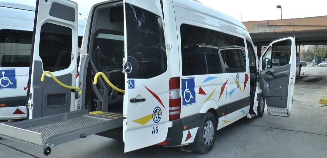 ΟΑΣΘ: Δύο μίνι λεωφορεία για μετακινήσεις ατόμων με αναπηρίες (βίντεο)