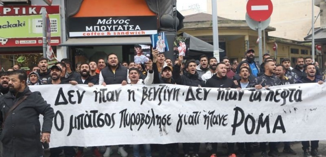 Καζάνι που βράζει η Θεσσαλονίκη - Ρομά καίνε χαρτονομίσματα και φωνάζουν συνθήματα κατά της αστυνομίας (βίντεο, φωτ.)